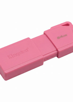 Pendrive Kingston Exodia M de 64GB en color rosa con tapa deslizante sobre fondo blanco
